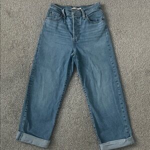 Levi's Women's Ankle Cropped Jeans in Medium Blue